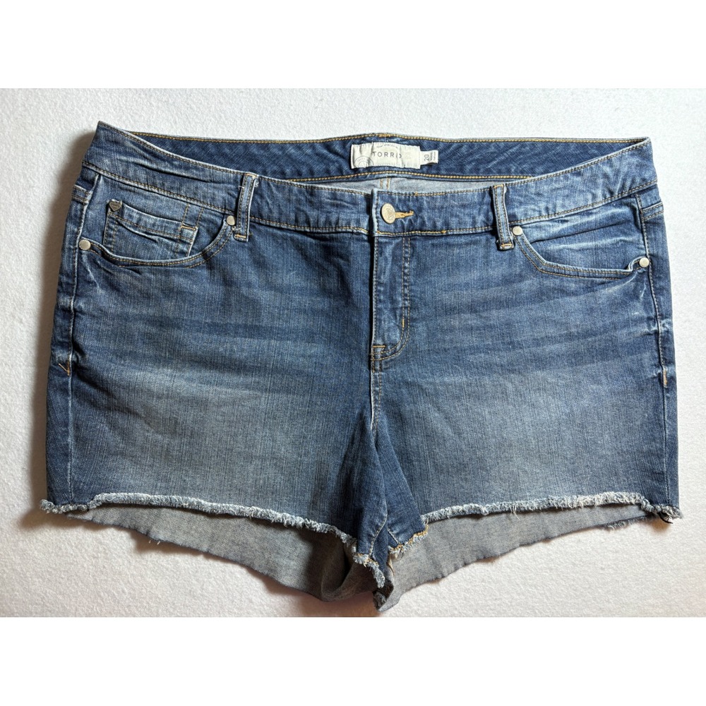 Torrid Womens Size 20 Medium Wash Frayed Hem Denim Jean Shorts Mid Rise Casual - Picture 2 of 8